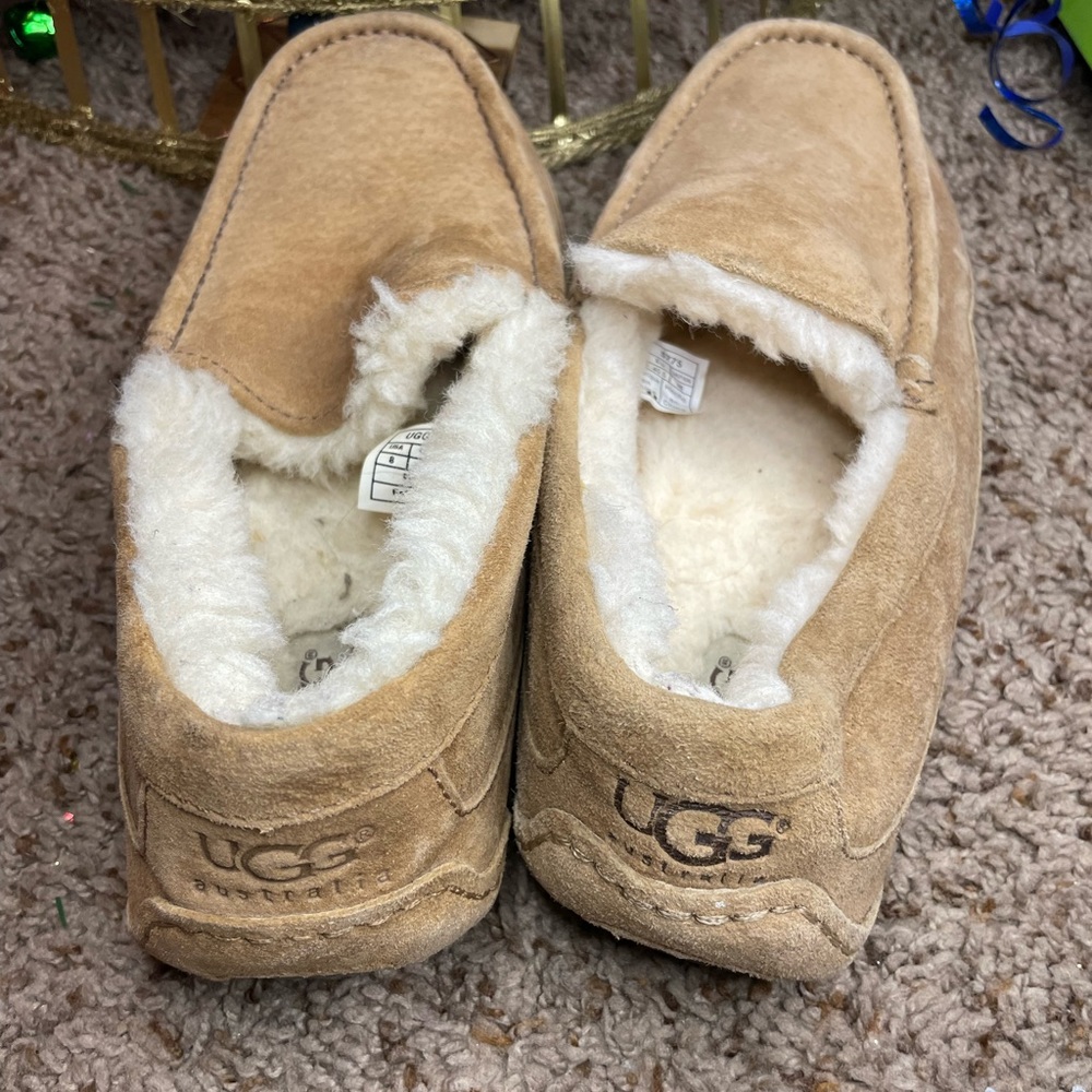 Barely worn men size 8 UGG slippers!
